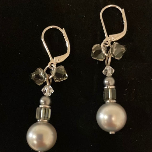 Swarovski Crystal and Gray Pearl Drop Earrings! - Picture 1 of 3